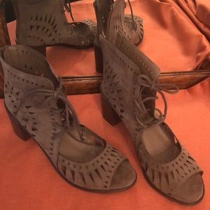 New! Breckelle’s Tan suede peep toe shoes /booties